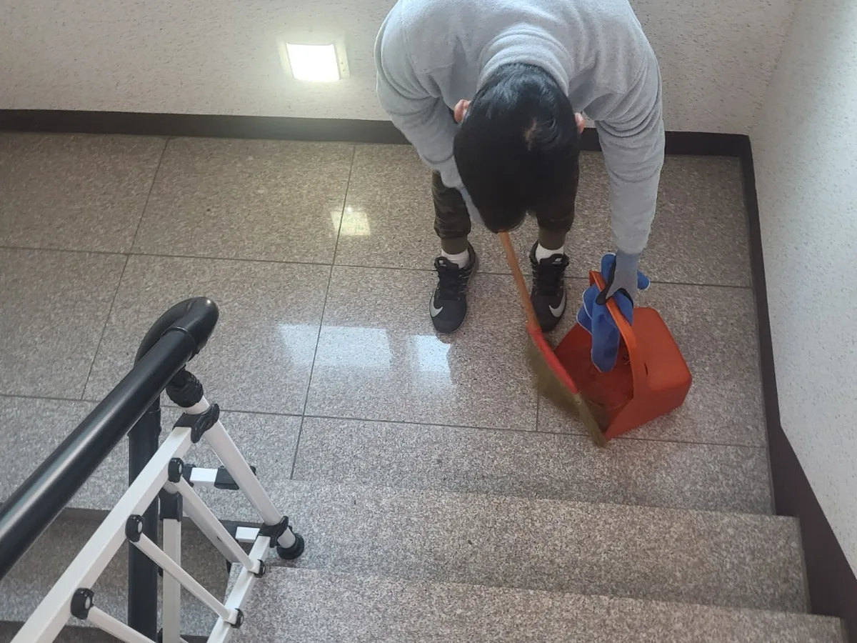 마포구 노고산동 빌라 공동현관 장비 주변 정밀 위생청소 사례 - 행진크린